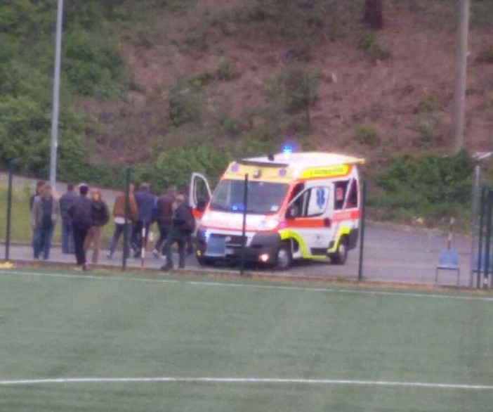 L'ambulanza che porta all'ospedale Davide Pini dopo l'infortunio alla spalla. L'ambulanza che porta all'ospedale Davide Pini dopo l'infortunio alla spalla.