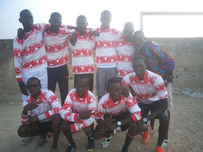 Le due squadre di ragazzi senegalesi con la maglia dell'Arenzano (sotto l'articolo l'altra foto) Le due squadre di ragazzi senegalesi con la maglia dell'Arenzano (sotto l'articolo l'altra foto)