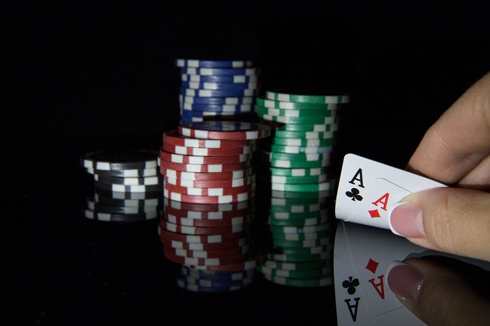 Il bluff nel poker: un'arte che richiede qualche consiglio