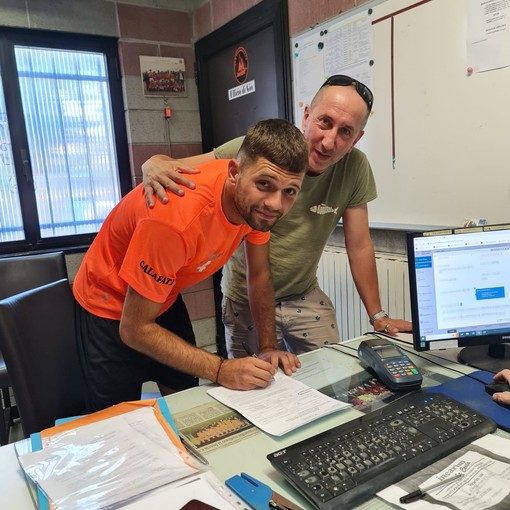 Ameri con il difensore arancionero Queirolo