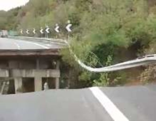 EMERGENZA MALTEMPO Crolla un tratto della A6 fra Savona e Altare EMERGENZA MALTEMPO Crolla un tratto della A6 fra Savona e Altare