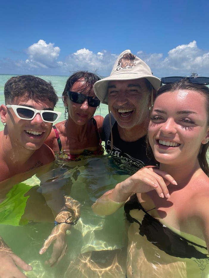 Mirko in vacanza in Kenya con moglie, figlia e... genero