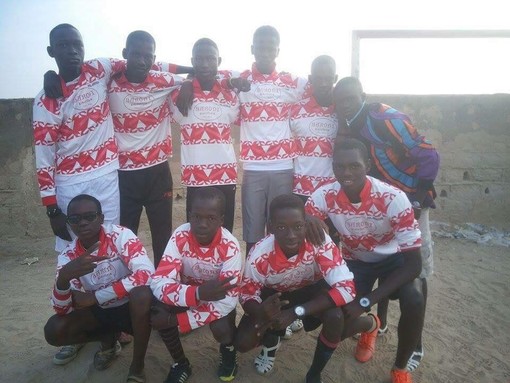 Le due squadre di ragazzi senegalesi con la maglia dell'Arenzano (sotto l'articolo l'altra foto) Le due squadre di ragazzi senegalesi con la maglia dell'Arenzano (sotto l'articolo l'altra foto)