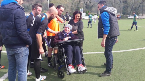 Ivano Lume riceve l'abbraccio delle squadre in campo
