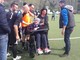 Ivano Lume riceve l'abbraccio delle squadre in campo