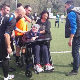 Ivano Lume riceve l'abbraccio delle squadre in campo