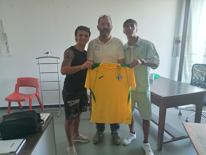 Matteo, A DESTRA, nella foto col patron Caruso e il compagno di squadra Iozzo Matteo, A DESTRA, nella foto col patron Caruso e il compagno di squadra Iozzo