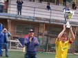 Il capitano del Canaletto Davide Ardoino premiato con la coppa per i primato nel girone D