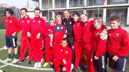 Allenamento con il capitano rossoblu Mimmo Criscito per i ragazzi del Calcio BIC GENOVA