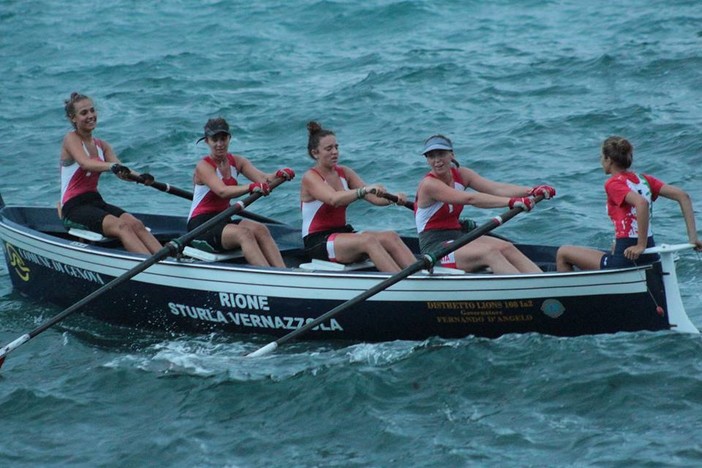 Regata di Gozzi in notturna, fuochi e musica sabato a Vernazzola Regata di Gozzi in notturna, fuochi e musica sabato a Vernazzola