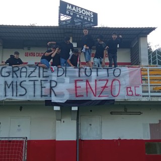 Lo striscione per Enzo Teodosio, mister del Caderissi B