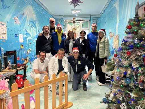 CAIRESE Una rappresentanza gialloblù dona i giocattoli al Gaslini CAIRESE Una rappresentanza gialloblù dona i giocattoli al Gaslini