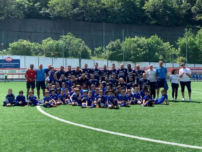 Grande festa per l'Usd Campomorone Sant'Olcese, anche i bambini del Settore giovanile in festa per la formazione Amatori di mister Carlo Bricola, che ha vinto la Categoria 1 del Campionato del Lavoratore UISP di calcio a 11