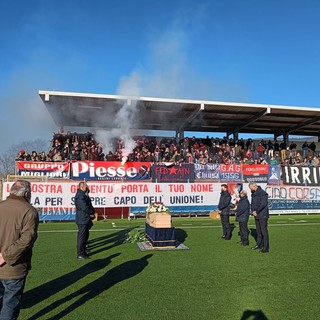 VIDEO E FOTO L'ultimo saluto dei tifosi del Sestri Levante a Nicola Caranza