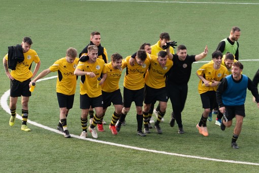 La festa dei giocatori gialloneri al termine di una vittoria in campionato