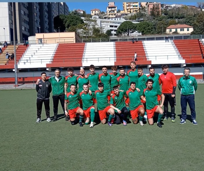 Riccardo Aveni con la squadra del Cornigliano Riccardo Aveni con la squadra del Cornigliano