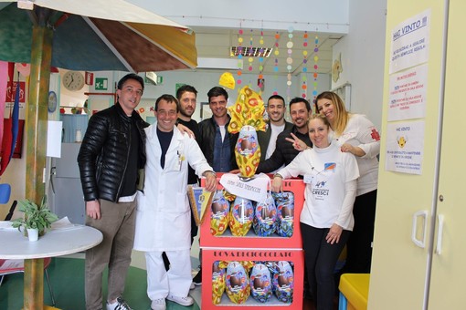 La Prima Squadra della Cairese in pediatria per donare uova di pasqua ai bambini