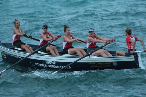 Regata di Gozzi in notturna, fuochi e musica sabato a Vernazzola Regata di Gozzi in notturna, fuochi e musica sabato a Vernazzola