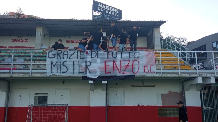 Lo striscione per Enzo Teodosio, mister del Caderissi B
