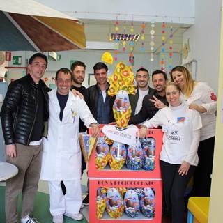 La Prima Squadra della Cairese in pediatria per donare uova di pasqua ai bambini