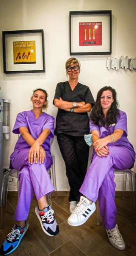 La dottoressa Paola Castello (in piedi) con le dottoresse Ambra Venturini (a sin.) e Arianna Demoro.