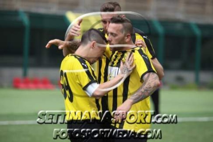 Mattia esulta dopo uno dei tanti gol in maglia giallonera