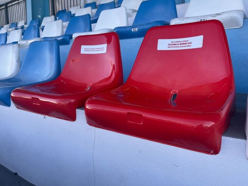 VIRTUS ENTELLA Due seggiolini dello Stadio Comunale di Chiavari si colorano di rosso