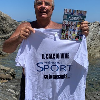 Edo Esposito con almanacco e maglietta di Settimana Sport