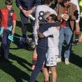 L'abbraccio salvezza fra Foppiano e capitan Carrà L'abbraccio salvezza fra Foppiano e capitan Carrà