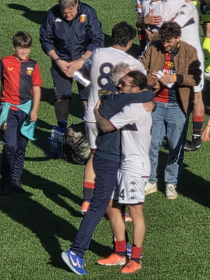L'abbraccio salvezza fra Foppiano e capitan Carrà L'abbraccio salvezza fra Foppiano e capitan Carrà