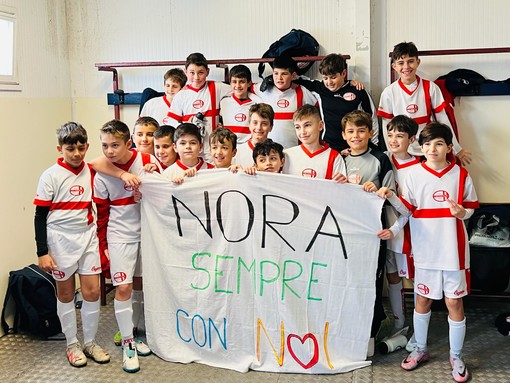 Le due leve della Genova Calcio con lo striscione per Nora