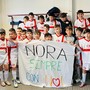 Le due leve della Genova Calcio con lo striscione per Nora