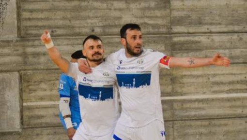 Prima vittoria per la CDM Futsal: 4-2 al Russi e primi tre punti nel segno di Guga e Ortisi Prima vittoria per la CDM Futsal: 4-2 al Russi e primi tre punti nel segno di Guga e Ortisi
