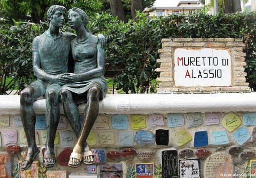 Gli “Innamorati” di Eros Pellini al Muretto di Alassio  (ph www.alassio.net)