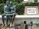 Gli “Innamorati” di Eros Pellini al Muretto di Alassio  (ph www.alassio.net)