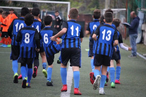 Imperia - Alassio: i nerazzurri in campo accompagnati dai Primi Calci