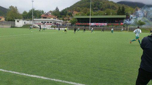 L'inizio della sfida tra Isolese e Sciarborasca. Sullo sfondo, la tribuna con lo striscione dei tifosi dell'Isolese.