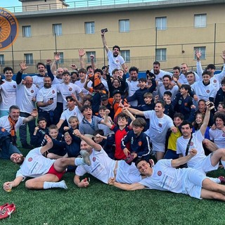 Il presidente Lenzo festeggia con tutto il gruppo Samm dopo la vittoria nei playoff contro il Serra Riccò