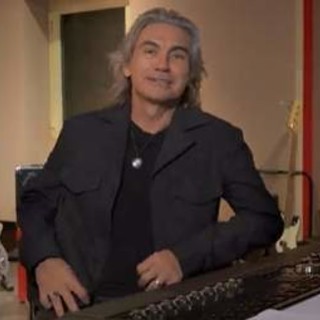 LUCIANO LIGABUE ha annunciato sui suoi social l'uscita di “NON CAMBIEREI QUESTA VITA CON NESSUN’ALTRA”