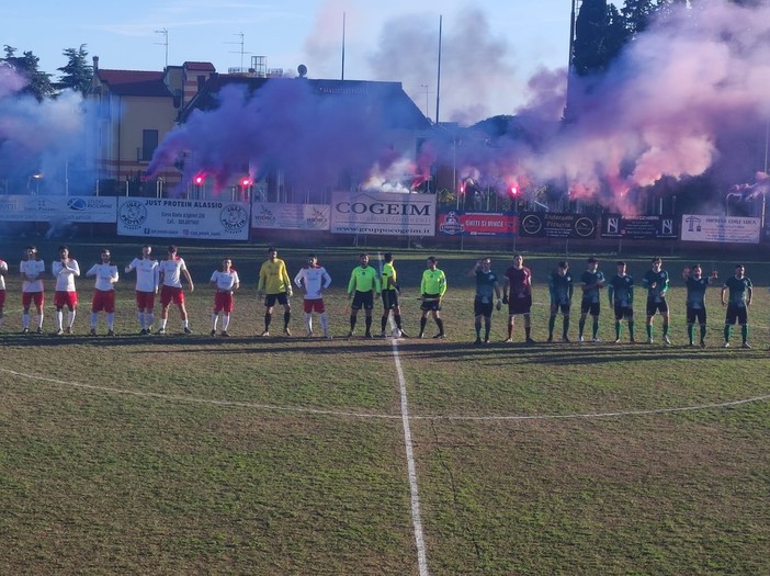 Pubblico delle grandi occasioni a Loano (Sv): invitata tutta la scuola calcio savonese a fare il tifo nel big match vale il titolo di campione d'inverno