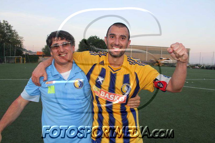 Luca Mantero con Antonio Mantero nel giorno della promozione in Eccellenza