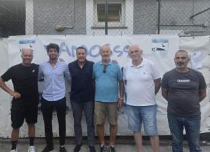 GOLFO PARADISO Presentato il nuovo mister con il nuovo staff tecnico GOLFO PARADISO Presentato il nuovo mister con il nuovo staff tecnico