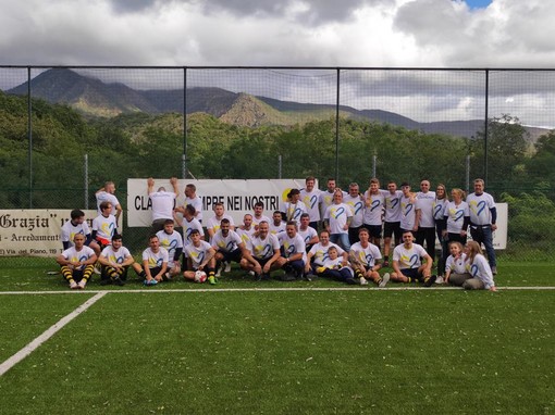 Il Mele con le magliette che ricordano Claudio Molinari Il Mele con le magliette che ricordano Claudio Molinari