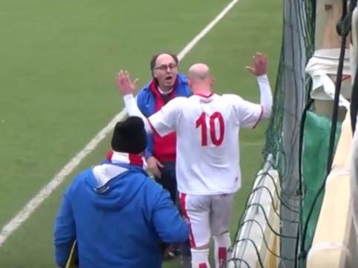 VIDEO - Ventimiglia-Genova Calcio. Guardate cosa succede al minuto 7.15 della sintesi. Il presidente Vacca del Genova Calcio: "Prenderemo provvedimenti" VIDEO - Ventimiglia-Genova Calcio. Guardate cosa succede al minuto 7.15 della sintesi. Il presidente Vacca del Genova Calcio: "Prenderemo provvedimenti"