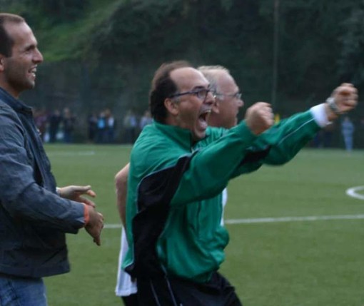 Beppe Maisano esulta il giorno della vittoria della Sestrese al Grondona di Pontedecimo (1 novembre 2006)