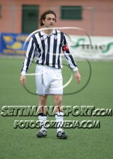 Jack Nicolini con la fascia di capitano della Lavagnese nel 2007