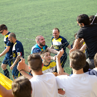 Federico Piana esulta sotto la torcida gialloblù