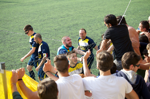 Federico Piana esulta sotto la torcida gialloblù