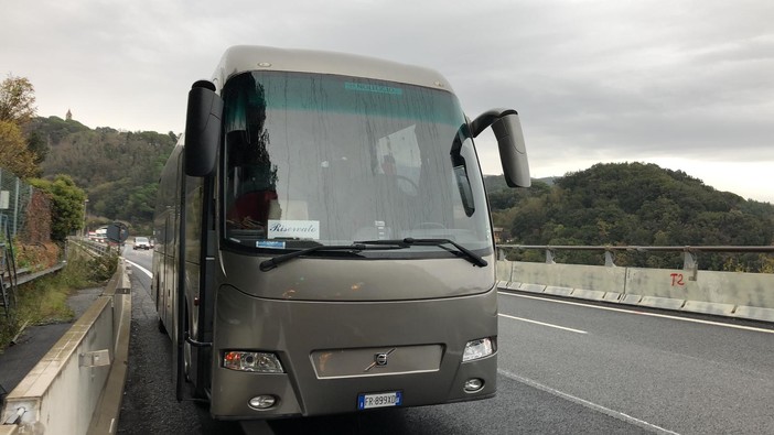 ULTIMA ORA - Sestrese ferma in autostrada per guasto al pullman