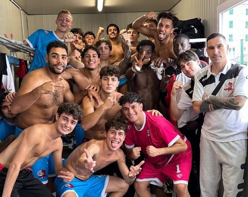 Puggioni, qui con tutta la squadra, è il mister della settimana Puggioni, qui con tutta la squadra, è il mister della settimana